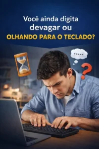Pessoa digitando lentamente olhando para o teclado em notebook, representando dificuldade e baixa produtividade na digitação
