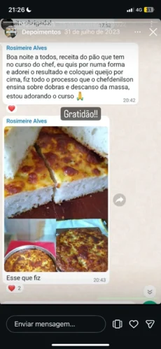 Aluna Rosimeire mostra pão caseiro macio com cobertura de queijo feito com a técnica de dobras e descanso ensinada pelo Chef .